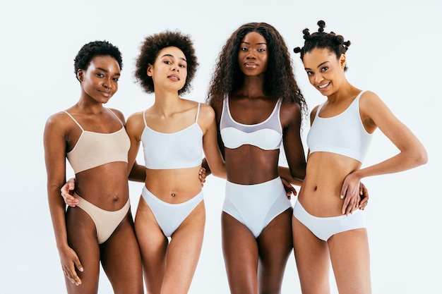 Retrato da beleza de belas mulheres negras vestindo lingerie de lingerie Mulheres muito africanas posando em conceitos de estúdio sobre cosmetologia de beleza e diversidade