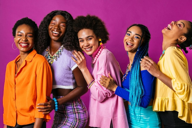 Retrato da beleza de belas mulheres negras vestindo roupas coloridas e elegantes