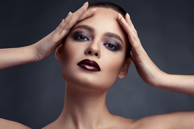 Foto retrato da beleza de mulher com maquiagem de olhos esfumados