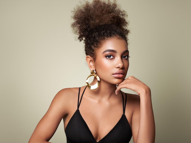 Foto retrato da beleza de uma garota afro-americana com cabelo afro
