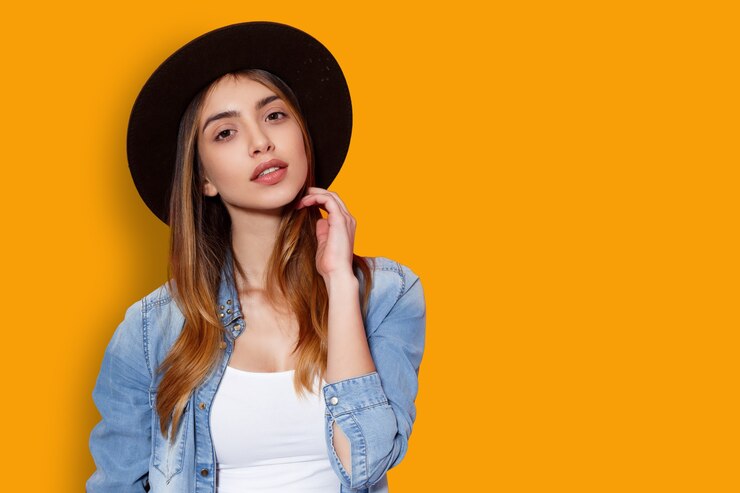 Foto retrato da beleza de uma jovem alegre de chapéu