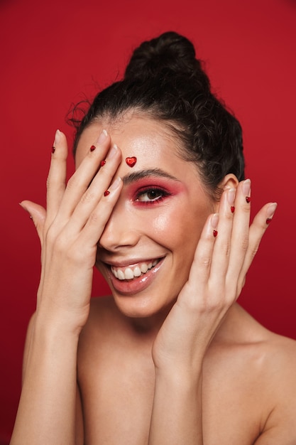 Foto retrato da beleza de uma jovem atraente mulher de topless usando maquiagem em pé isolado