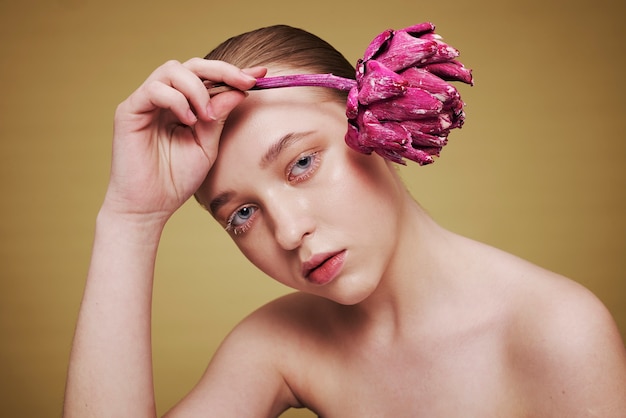 Foto retrato da beleza de uma jovem com planta