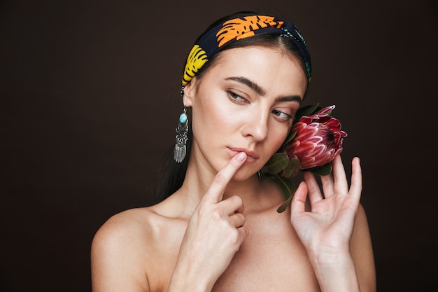 Retrato da beleza de uma jovem mulher bonita em topless usando bandana e brincos isolados