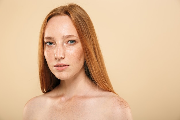 Retrato da beleza de uma jovem ruiva de topless