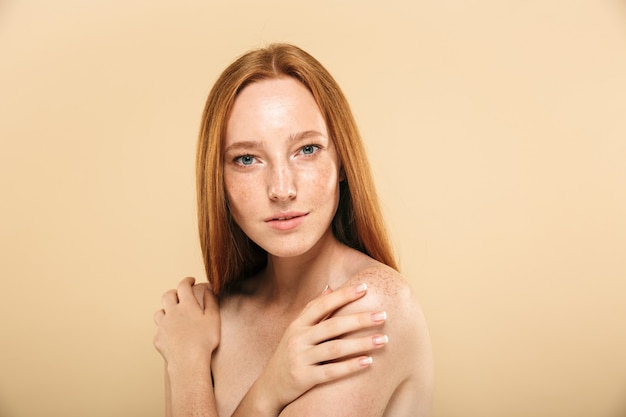 Retrato da beleza de uma jovem ruiva de topless