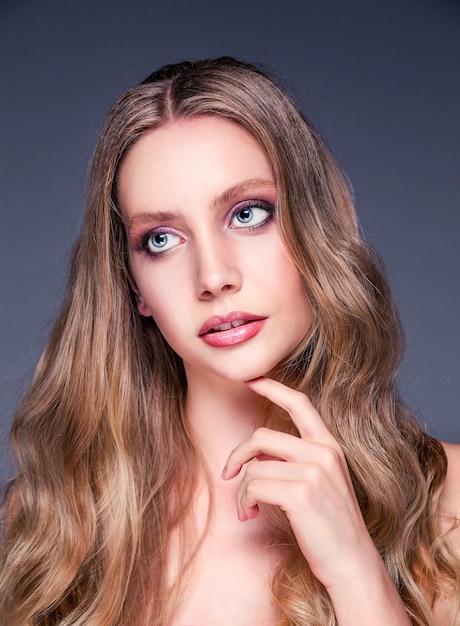 Foto retrato da beleza de uma menina linda mulher toca seu rosto tratamentos faciais cosmetologia cuidados com a pele e spa