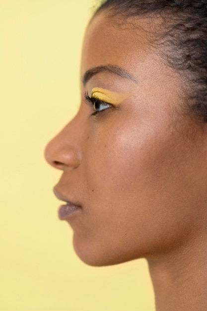 Foto retrato da beleza de uma mulher afro com maquiagem étnica