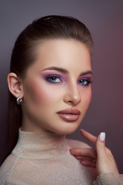 Retrato da beleza de uma mulher maquiagem facial profissional olhos bonitos olhos brilhantes à noite e maquiagem labial