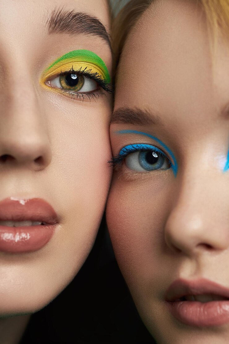Retrato da beleza de uma mulher maquiagem facial profissional olhos bonitos olhos brilhantes à noite e maquiagem labial