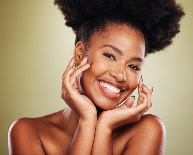 Retrato da beleza e mulher negra com manicure facial e cuidados com a pele cosméticos em estúdio verde para marketing de bem-estar juvenil Jovem modelo africano em tiro na cabeça com sorriso para saúde de cuidados com a pele dermatológica