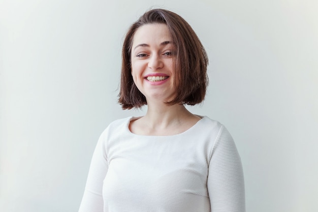 Foto retrato da beleza jovem feliz positiva mulher morena em fundo branco isolado