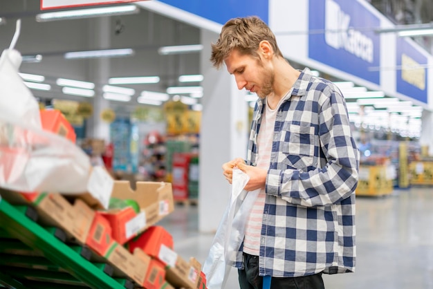 Retrato da caminhada do cliente novo no supermercado b