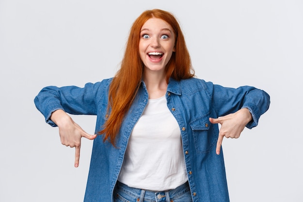 Retrato da cintura para cima feliz, ruiva sortuda ganhar prêmio, alcançar o objetivo no desafio