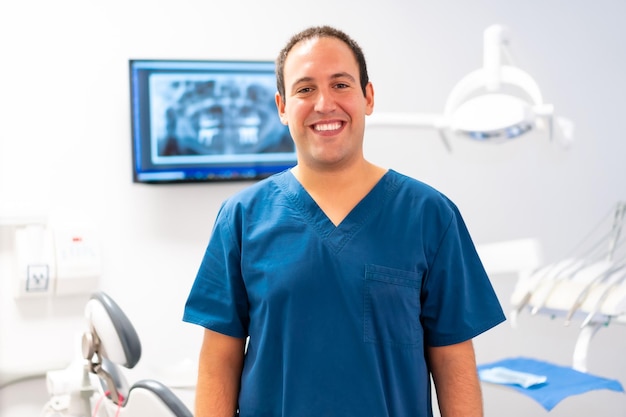 Retrato da clínica odontológica de uma dentista caucasiana sorrindo para o dono da clínica no local de trabalho