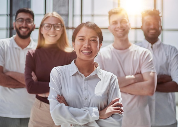 Retrato da equipe criativa de negócios juntos e rindo de empresários multirraciais juntos