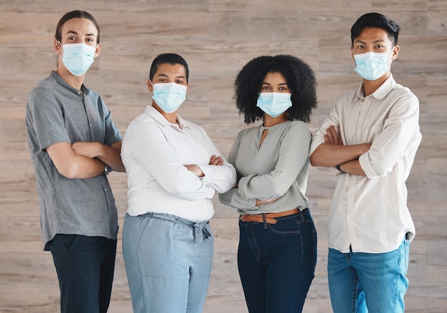 Retrato da equipe de diversidade com máscara para saúde de segurança covid ou proteção contra vírus bacteriano ou covid 19 um grupo de funcionários ou força de trabalho juntos em solidariedade e apoio