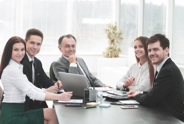 Retrato da equipe de negócios bem-sucedida no local de trabalho