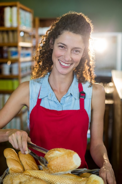 Retrato da equipe feminina sorridente trabalhando na loja de padaria