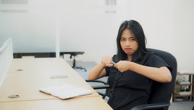 retrato da expressão de uma jovem que complica seu trabalho