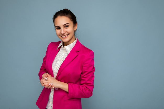 Retrato da foto de uma jovem bonita feliz sorridente morena com emoções sinceras vestindo