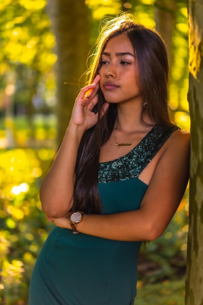 Retrato da foto vertical pensativa e sensual da jovem mulher