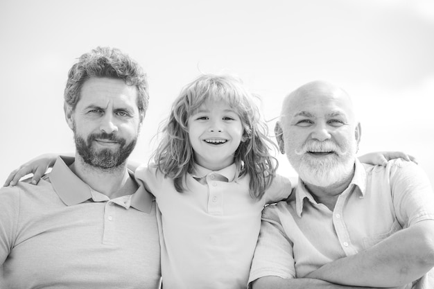 Retrato da geração masculina do avô, pai e filho, filho, pais, homens, em diferentes idades