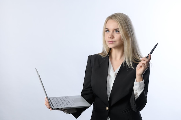 Retrato da jovem empresária loira linda sorrindo com o laptop no fundo branco