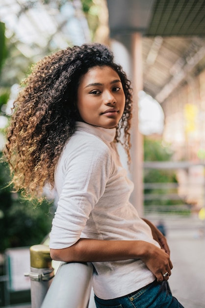 Foto retrato da jovem mulher à moda com cabelo encaracolado, disparou dentro.