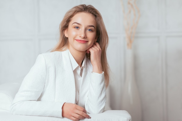 Retrato da jovem mulher bonita que trabalha no escritório.