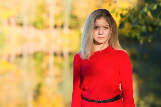 Retrato da menina bonita e elegante no parque