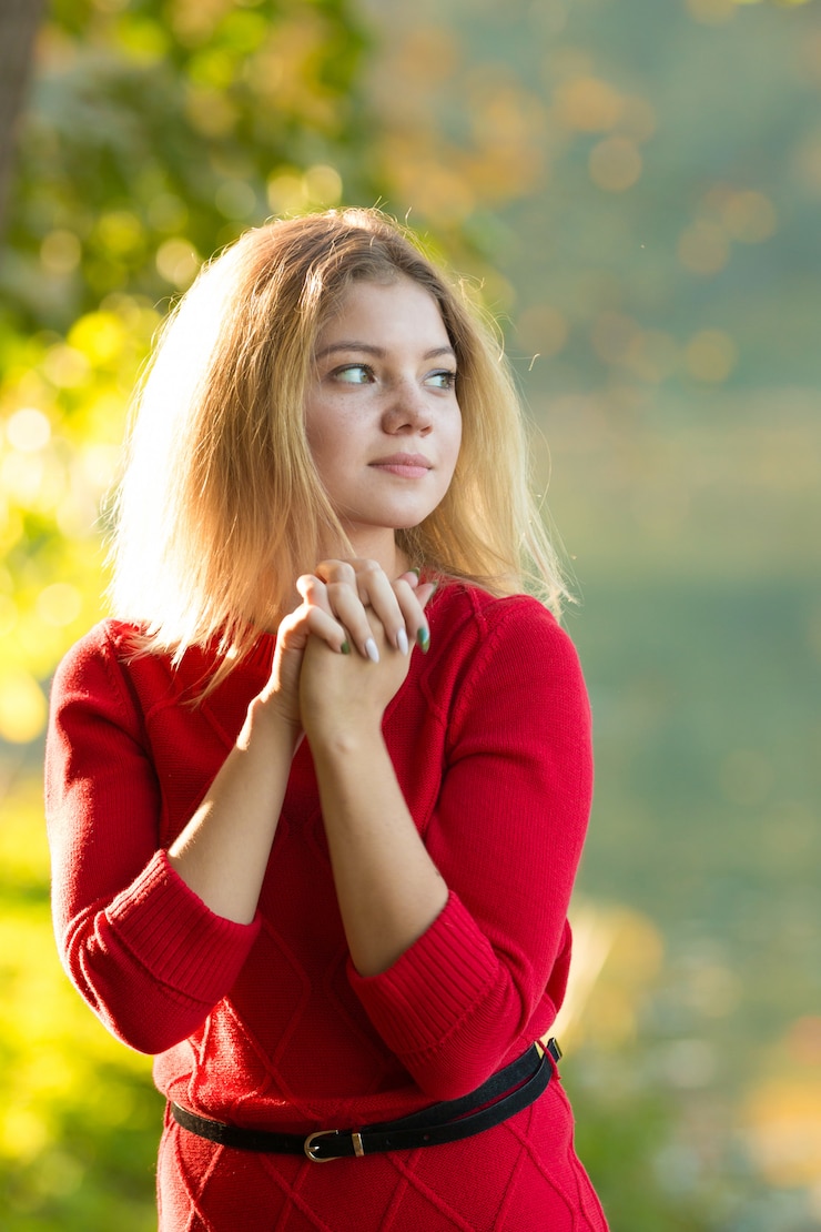 Foto retrato da menina bonita e elegante no parque