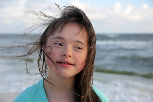 Retrato da menina sorrindo no fundo do mar