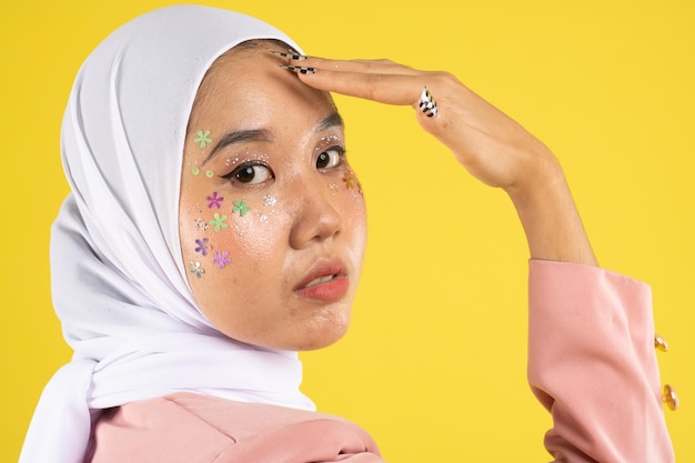 Retrato da moda da bela jovem muçulmana asiática com hijab vestindo.