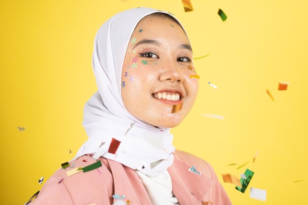 Retrato da moda da jovem bela mulher muçulmana asiática com hijab vestindo.