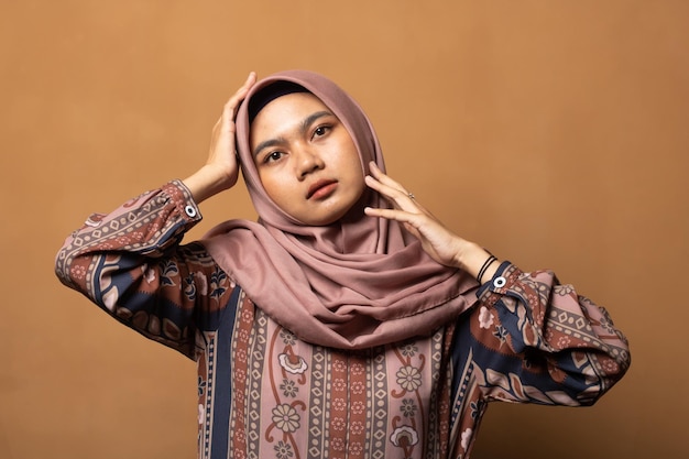 Retrato da moda da jovem e bela mulher muçulmana asiática com o uso de hijab