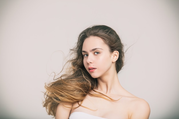 Retrato da moda da modelo linda jovem com cabelos loiros e olhos azuis no estúdio