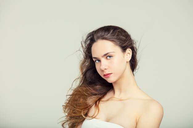 Retrato da moda da modelo linda jovem com cabelos loiros e olhos azuis no estúdio