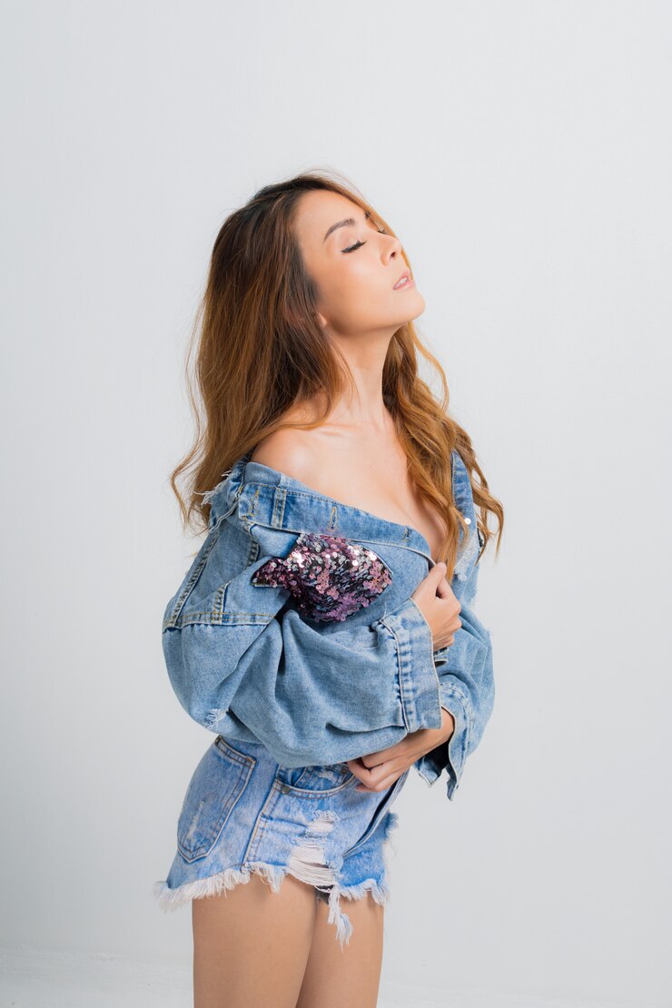 Foto retrato da moda da mulher jovem e bonita com vestido jeans