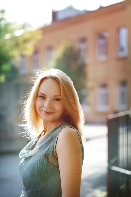 Retrato da moda da mulher jovem e bonita na cidade