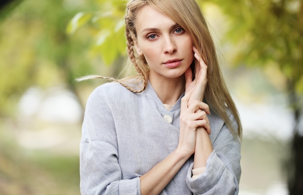 Retrato da moda da mulher loira bonita com roupas elegantes ao ar livre no outono.