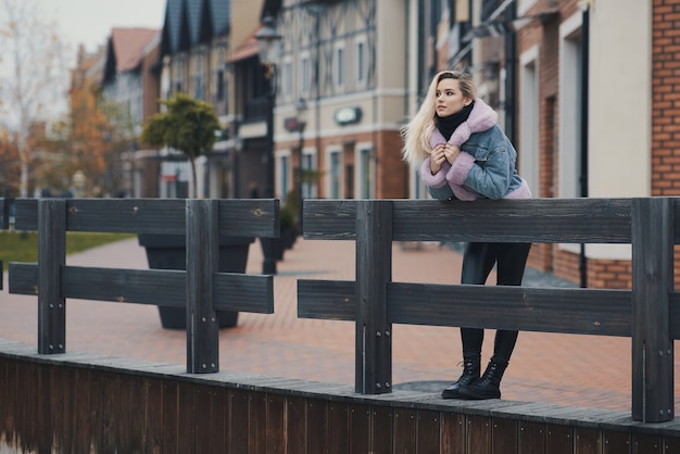 Retrato da moda de menina loira na cidade