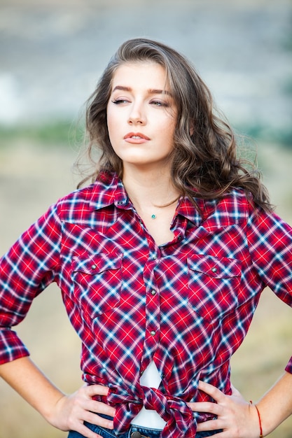 Retrato da moda de mulher jovem e bonita morena elegante ao ar livre