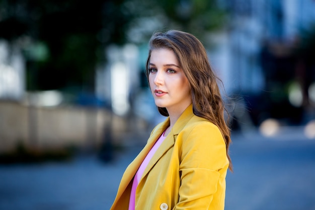 Retrato da moda de mulher jovem e bonita morena elegante ao ar livre