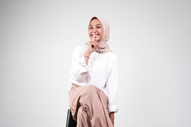 Foto retrato da moda de uma jovem e bela mulher muçulmana asiática com hijab isolado em fundo branco