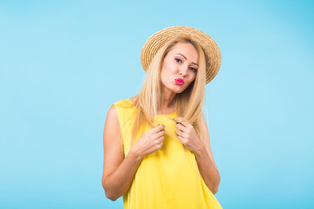 Retrato da moda jovem na parede azul.