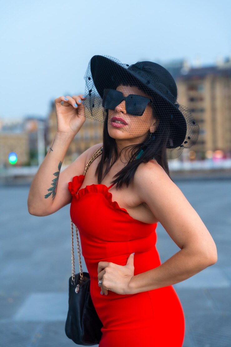 Foto retrato da moda na cidade de uma linda mulher latina com um chapéu