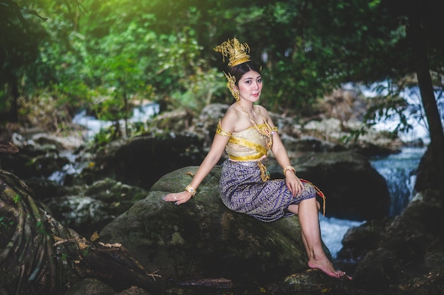 Retrato da mulher bonita no vestido tradicional tailandesa, kinnara na mitologia budista, desfrutar ao ar livre