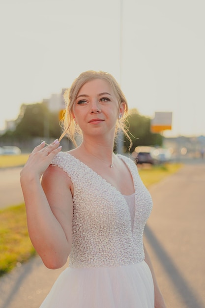 Retrato da noiva à luz da noite Artigo de casamento Temporada de casamento Escolhendo um vestido de noiva Noiva feliz