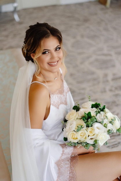 retrato da noiva com um buquê de flores na mão